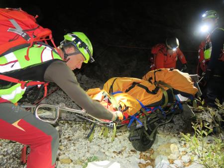 Nočni prevoz poškodovane planinke skozi Repov kot, kjer so nam pomagali kolegi reševalci iz DGRS Ljubljan, 24. oktober 2018. (Foto Vladimir Habjan)